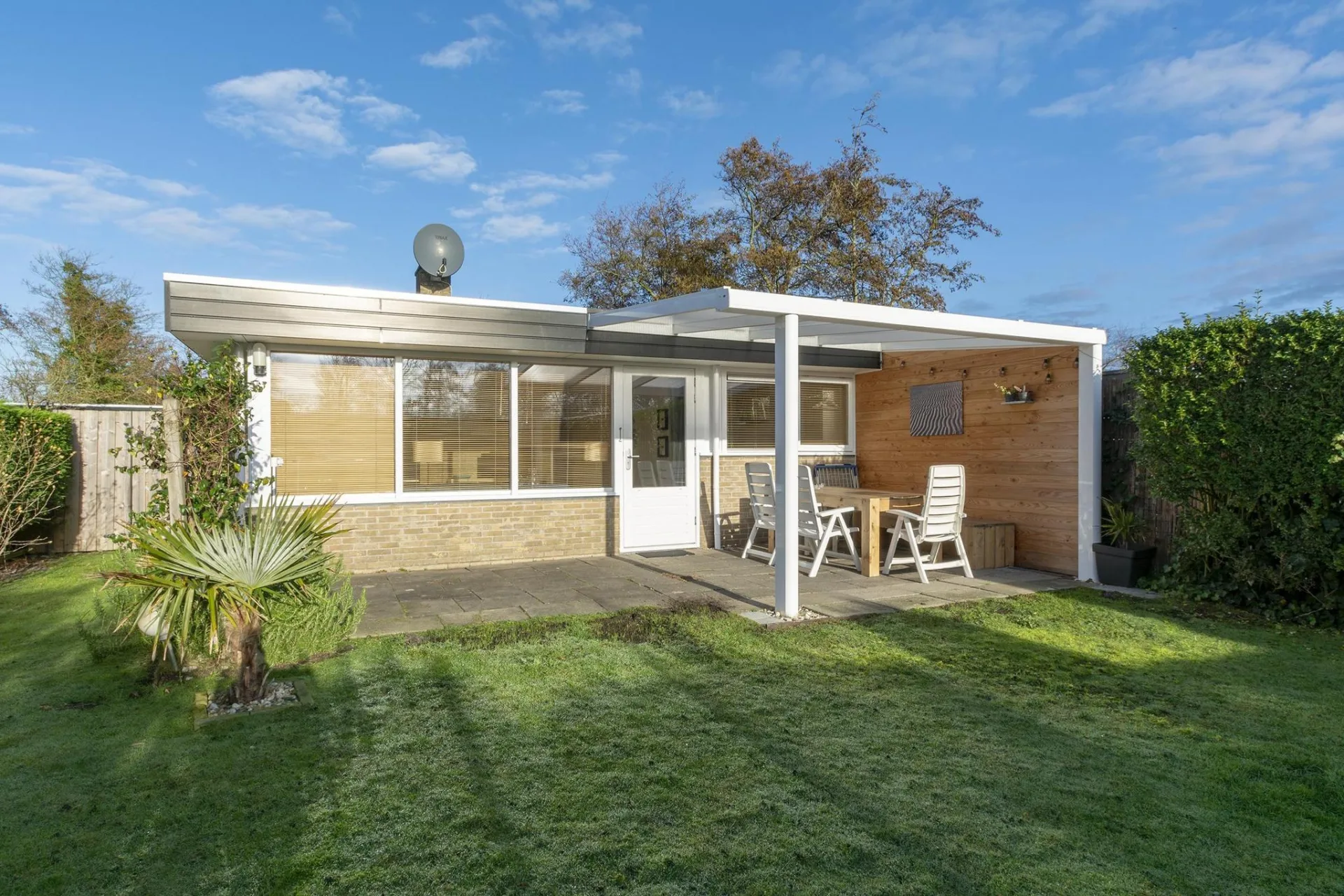 Bungalow met terras en tuin van Callinghe Vakanties in Sint Maartenszee