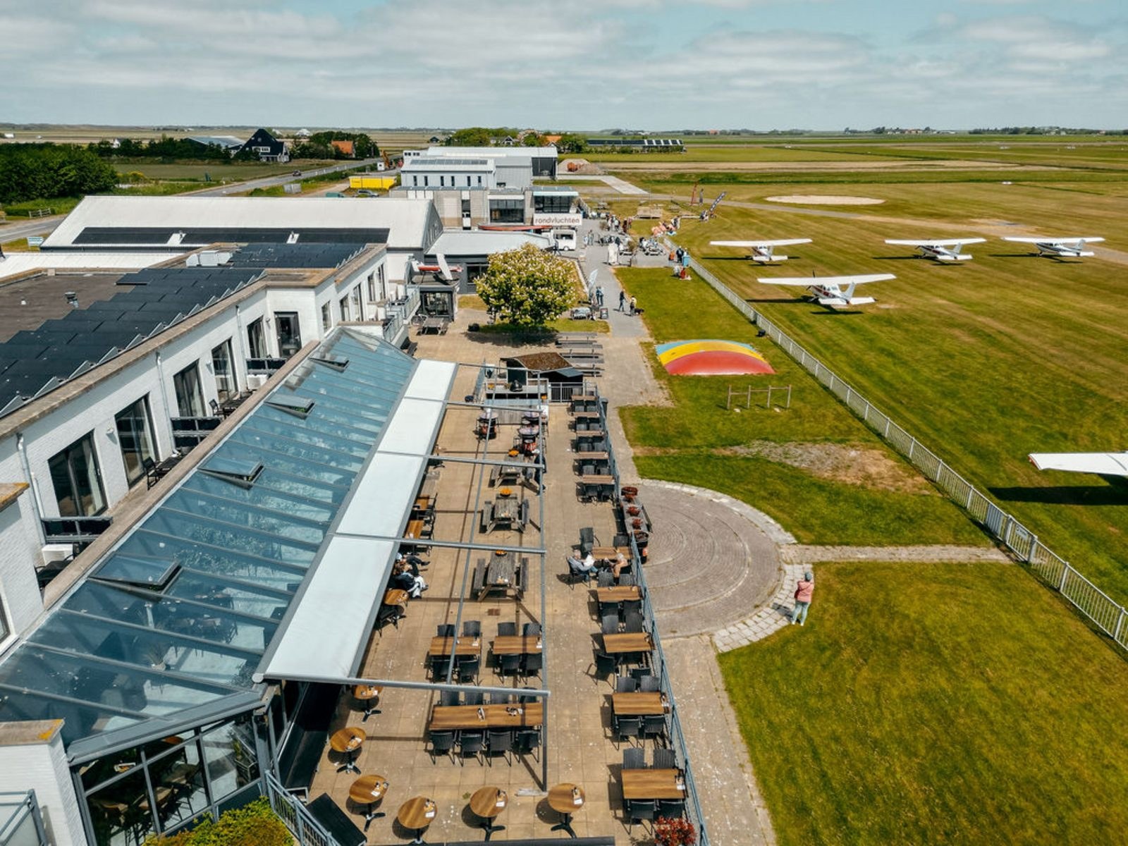 Luchtfoto van De Vlijt met het terras aan Texel Airport